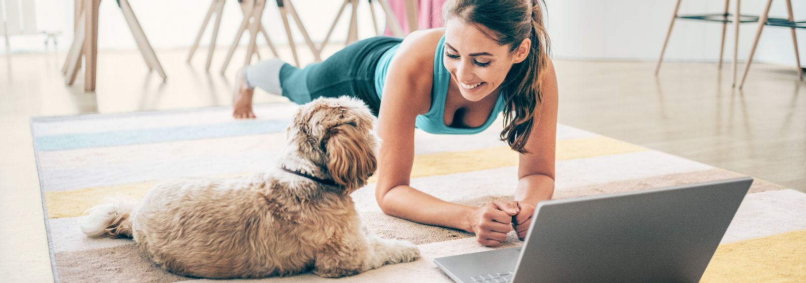 Frau macht Yoga Zuhause