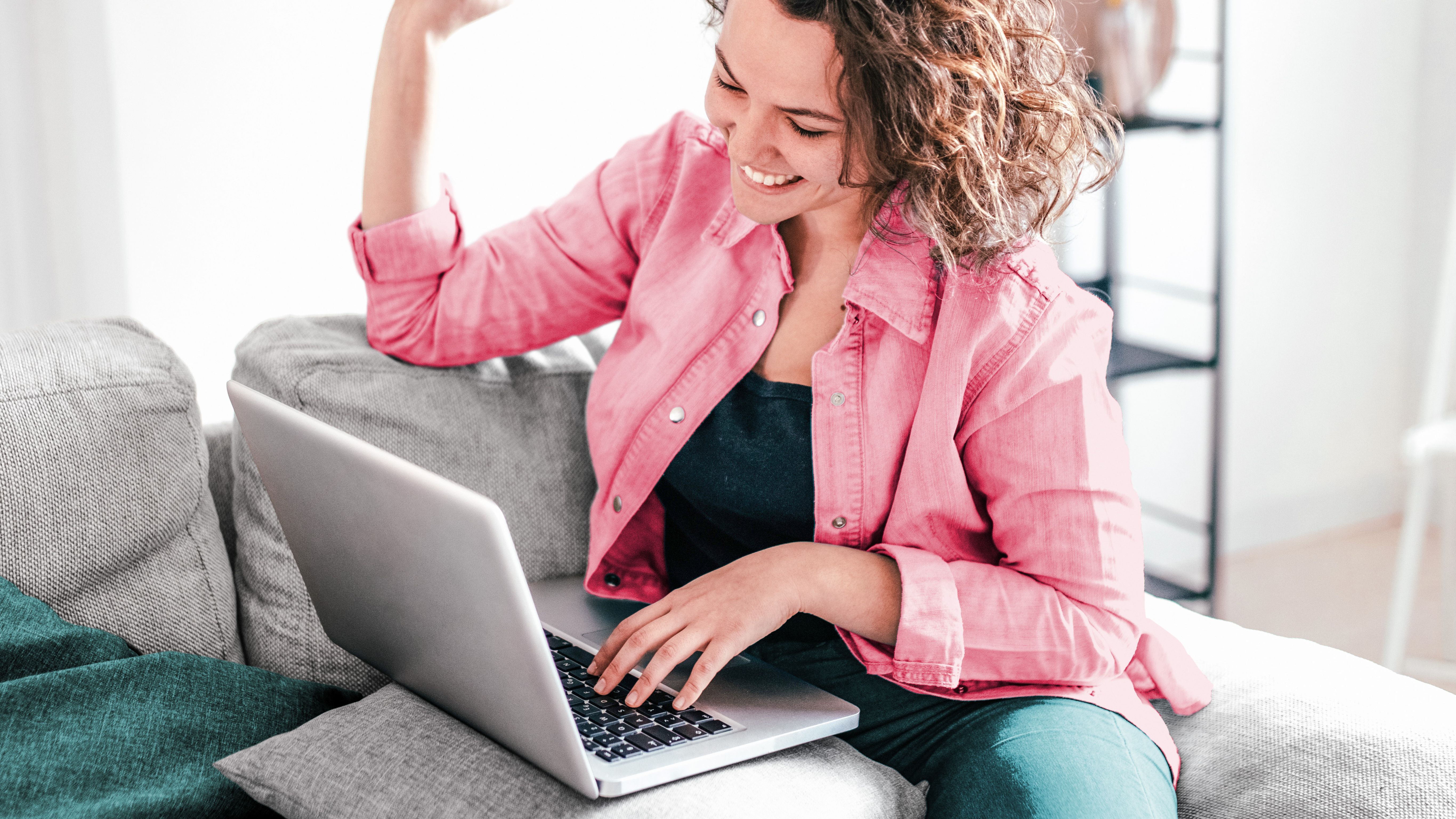 Frau transferiert die Domain ihrer Website zu einem anderen Anbieter