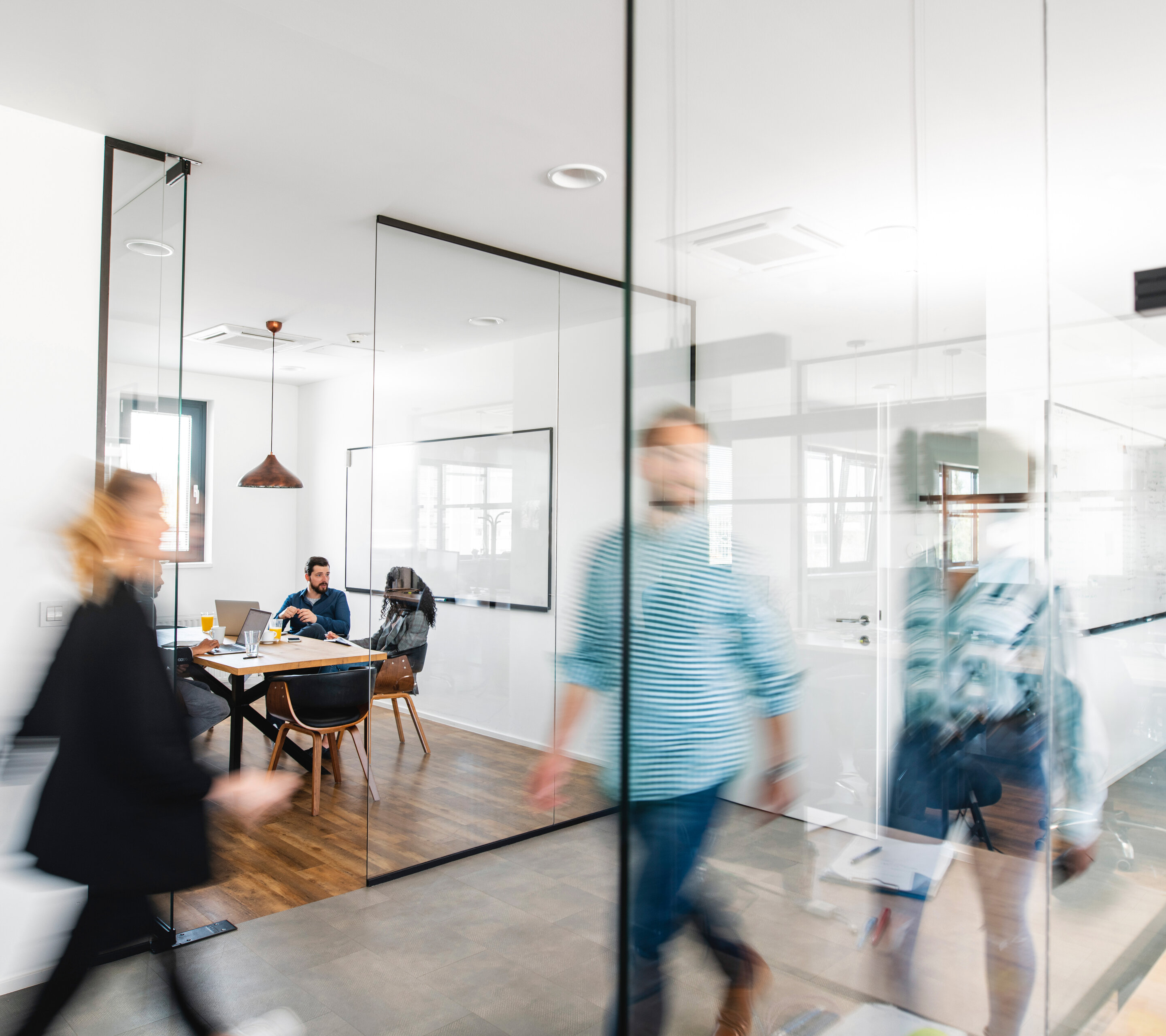 Menschen bewegen sich durch ein Büro