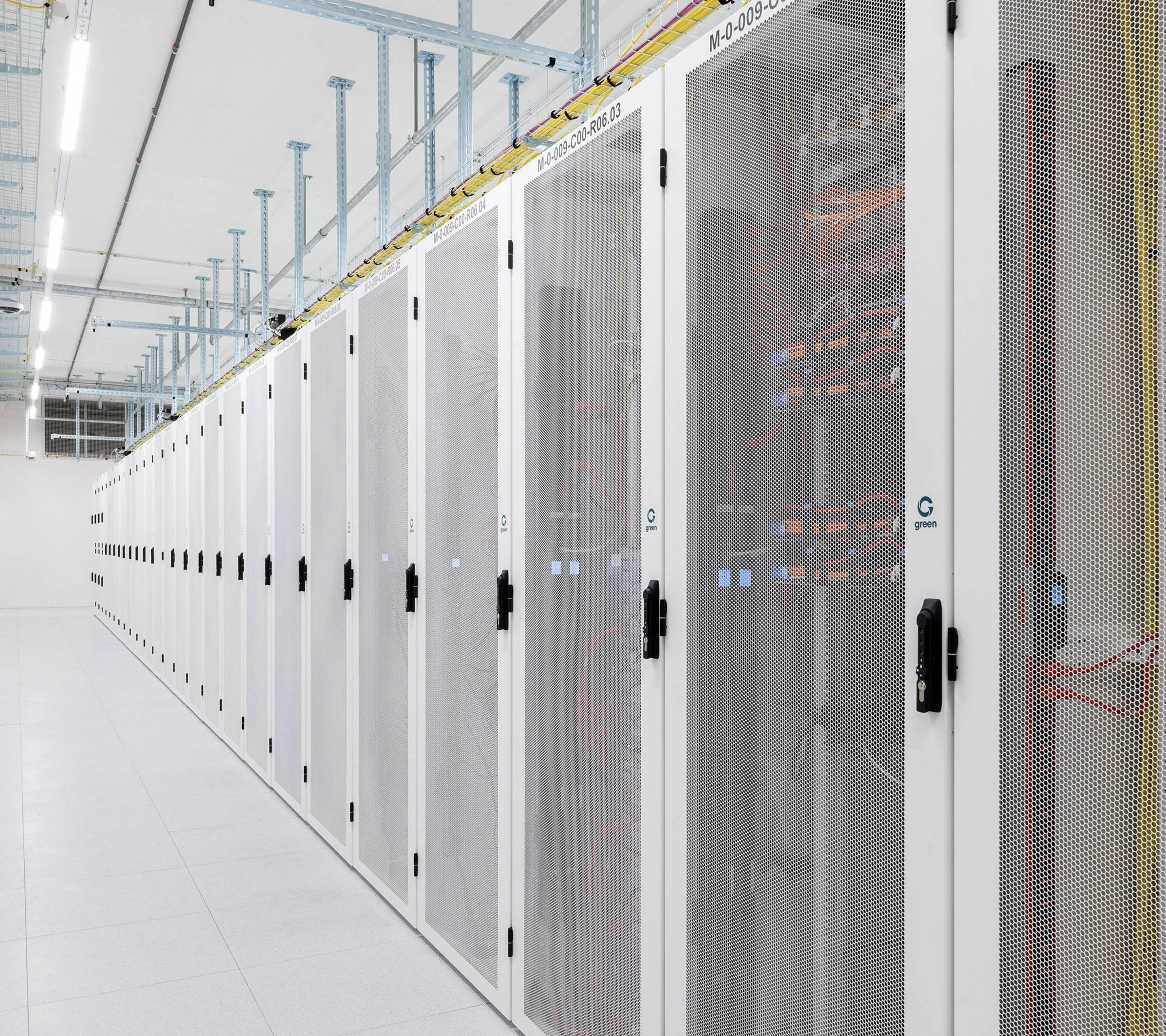 Green Datacenter Gang mit Racks