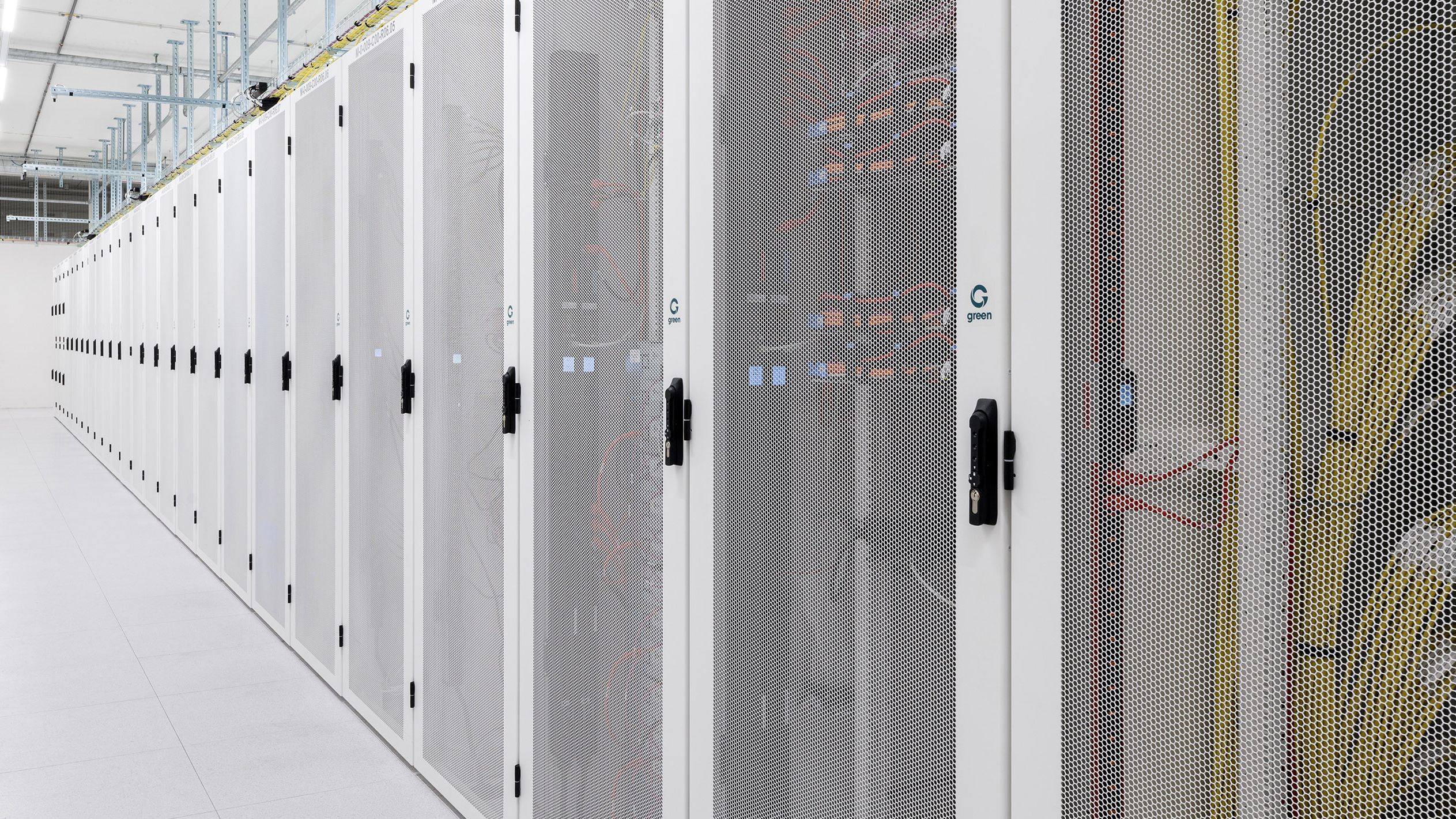 Green Datacenter Gang mit Racks