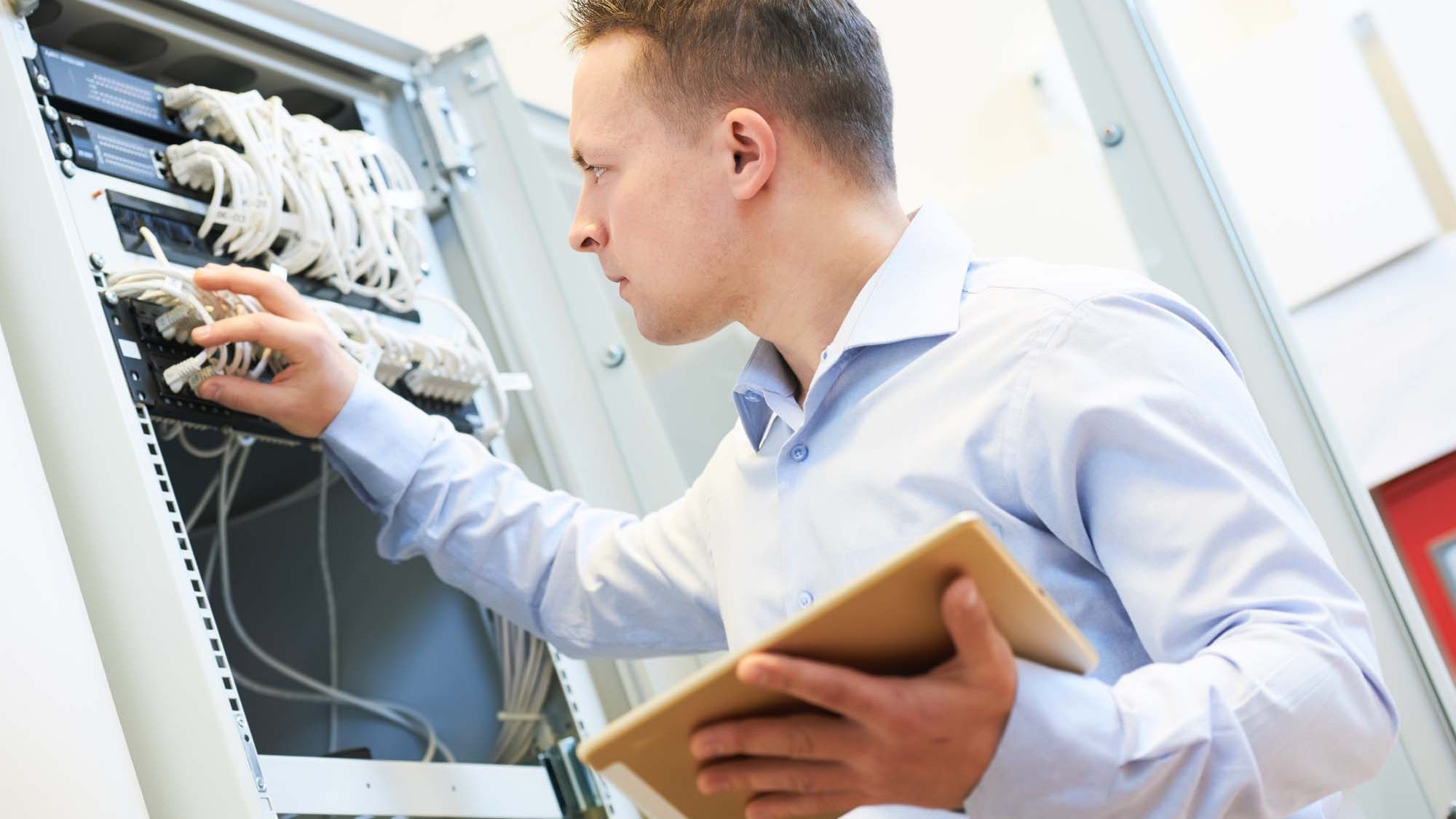 Mann arbeitet an Server