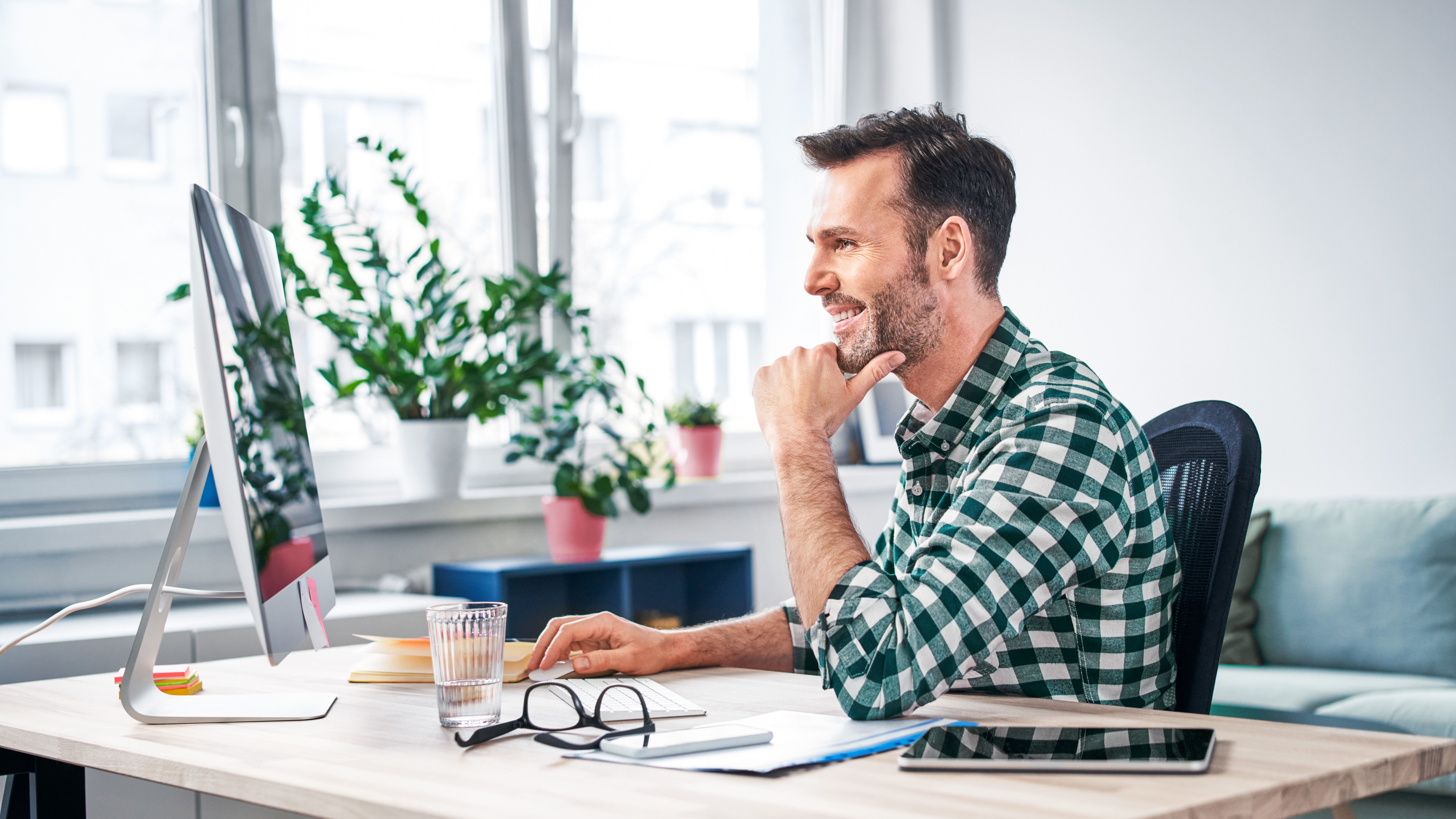 Inhaber eines KMU erstellt eine eigene Website am Computer