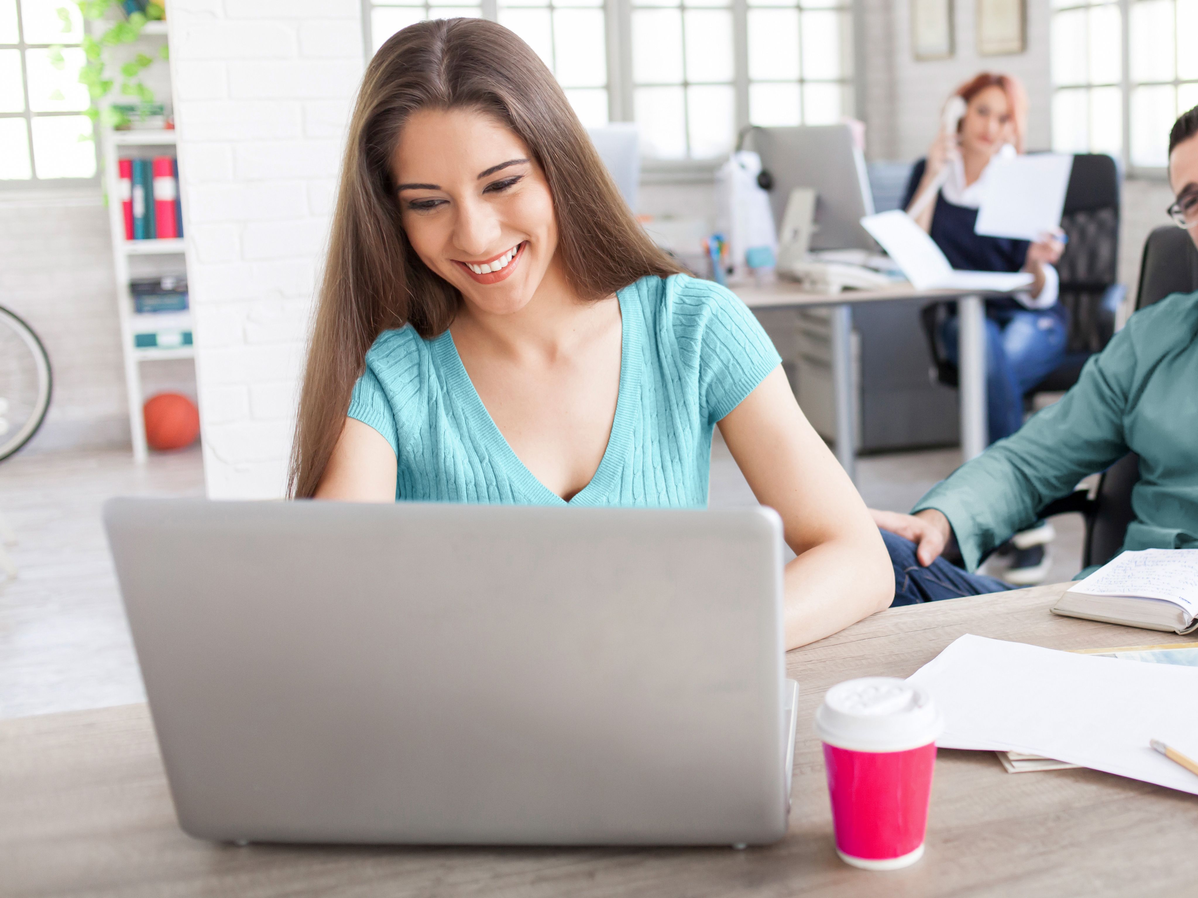 Marketing-Team eines KMU erstellt eine eigene Website