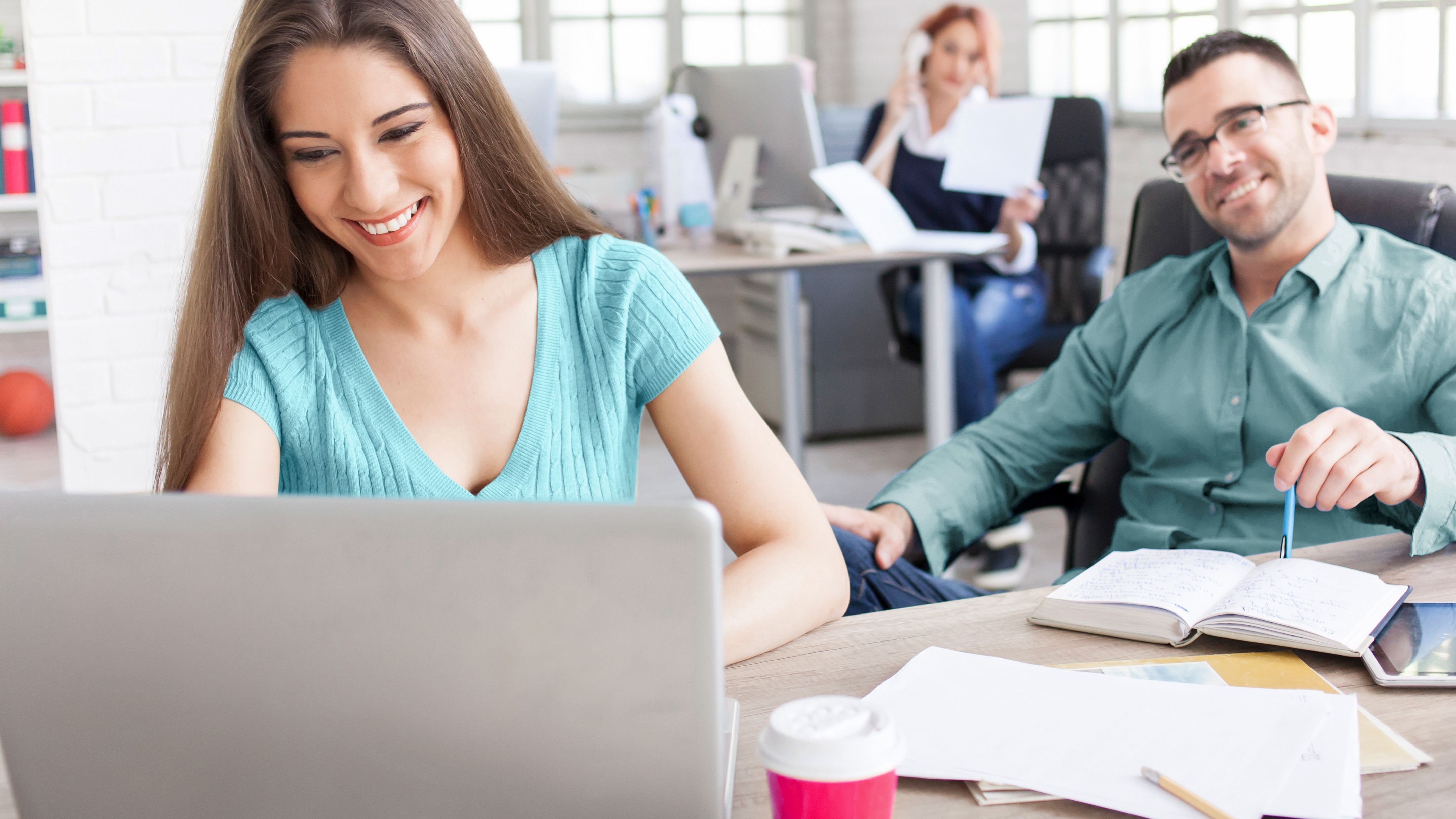 Marketing-Team eines KMU erstellt eine eigene Website