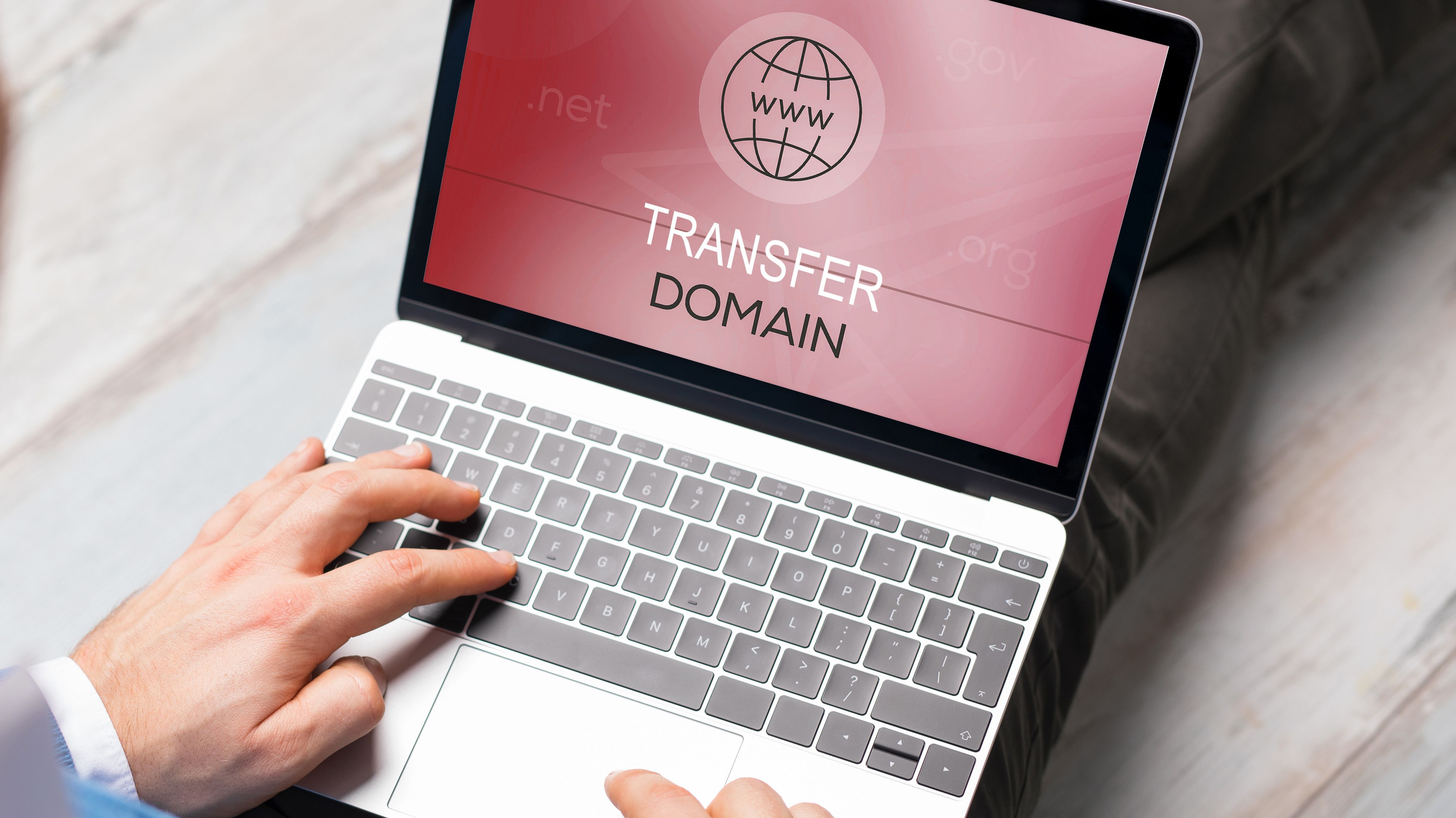 Mann will Domain-Name für seine Website an Notebook transferieren