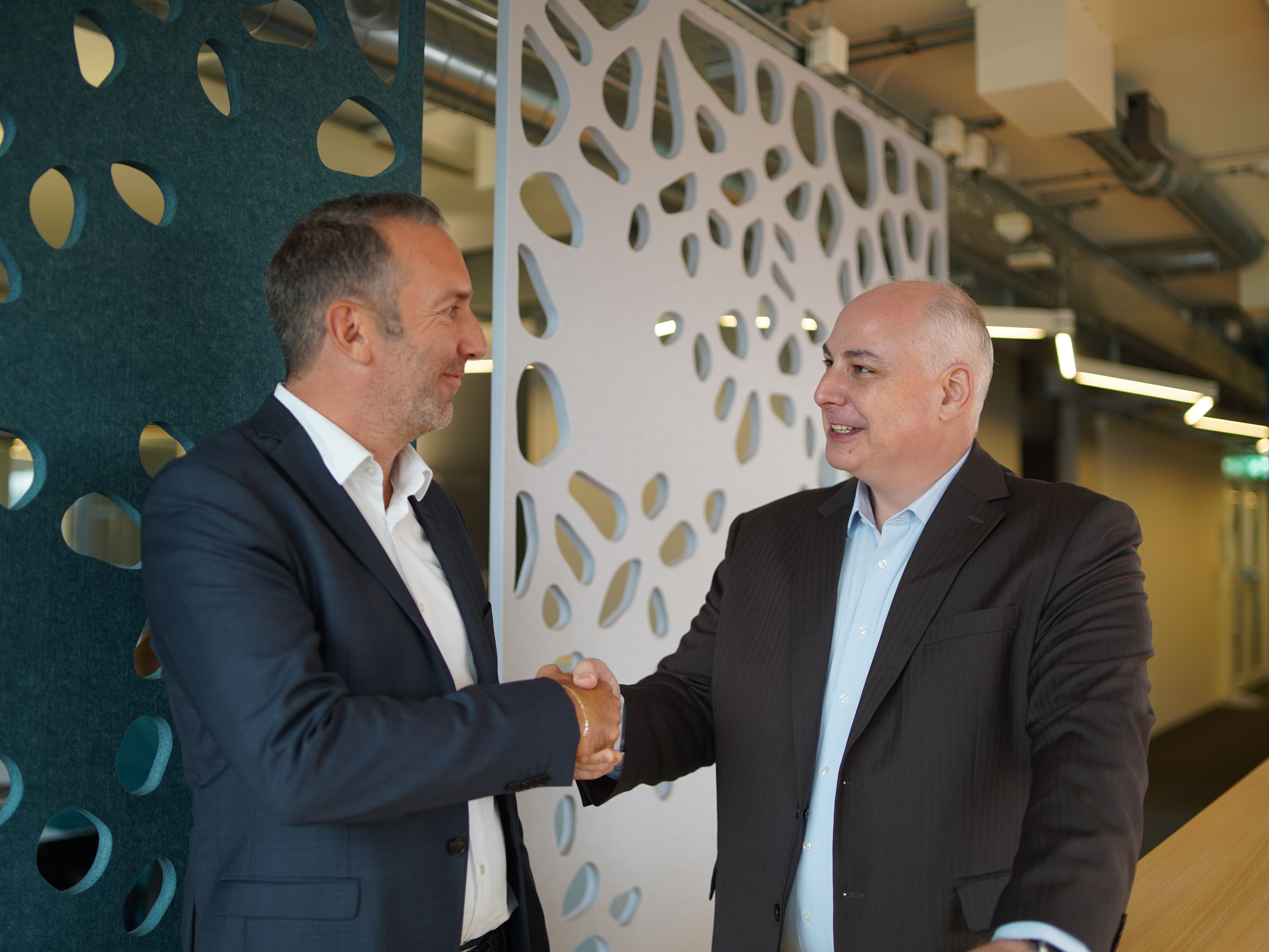 Roger Süess und Heiko Siats geben sich im modernen Green Büro die Hand.