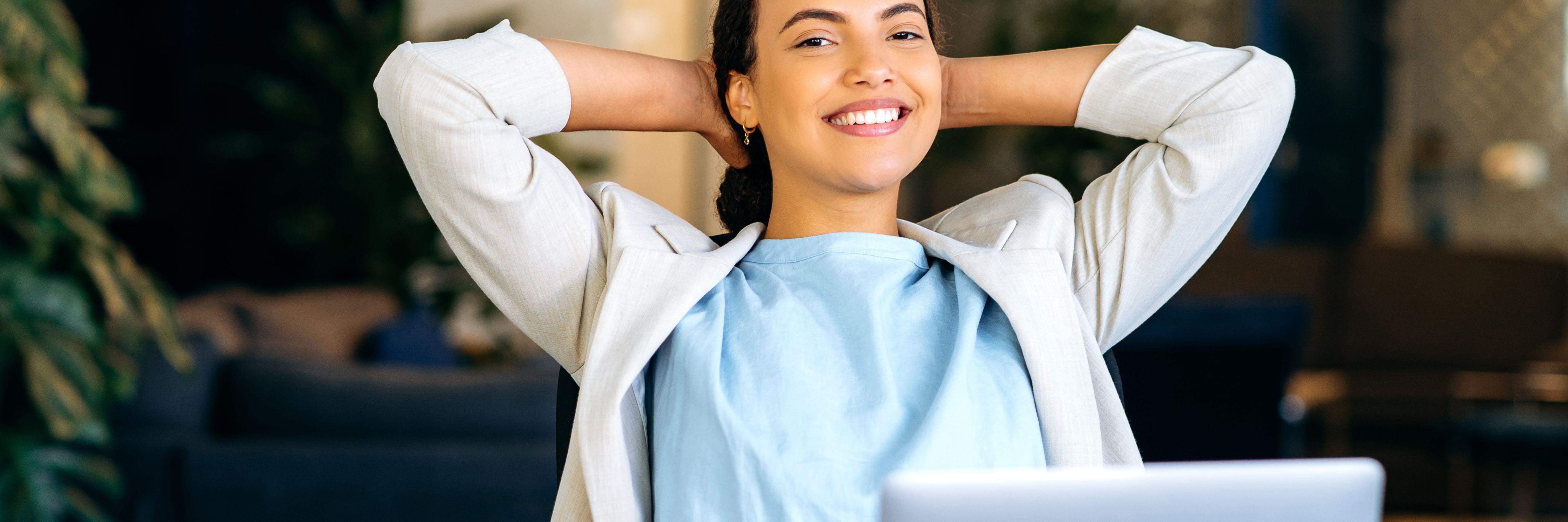 Frau freut sich, dass Ihre Website erfolgreich ist