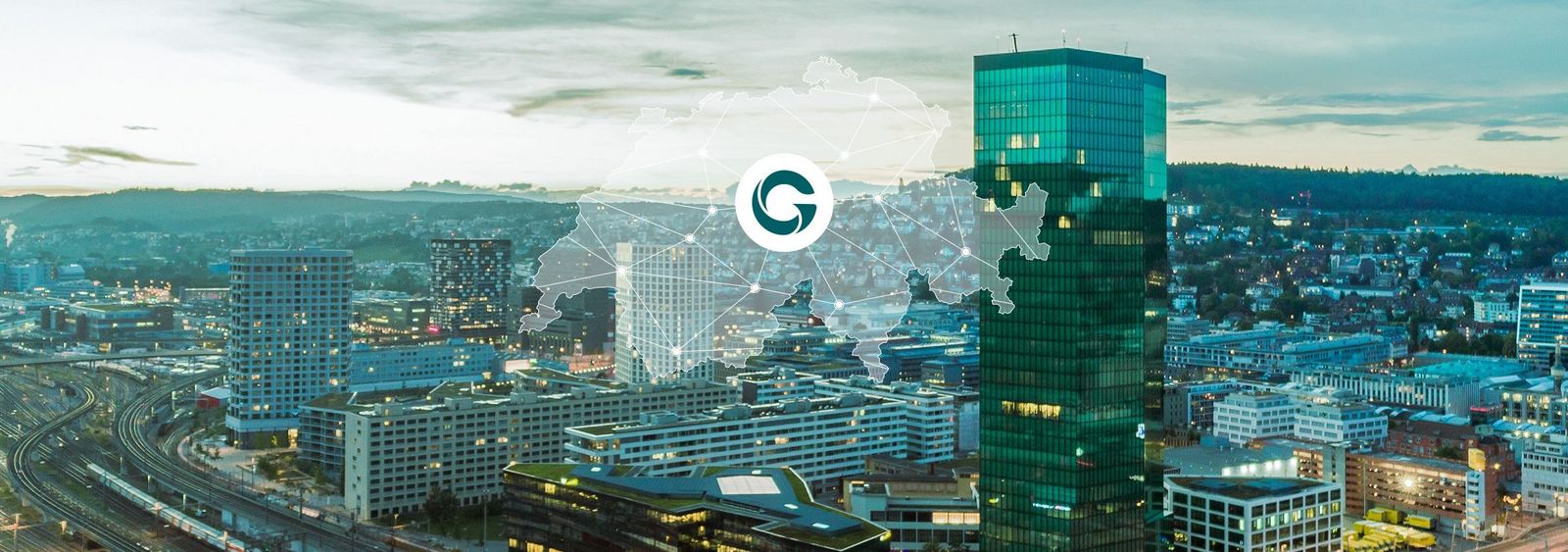 Panorama von Zürich mit den Kirchtürmen von Fraumünster und St. Peter im Vordergrund. Darüber sind grafische Netzwerklinien und Punkte eingeblendet, die digitale Vernetzung symbolisieren.