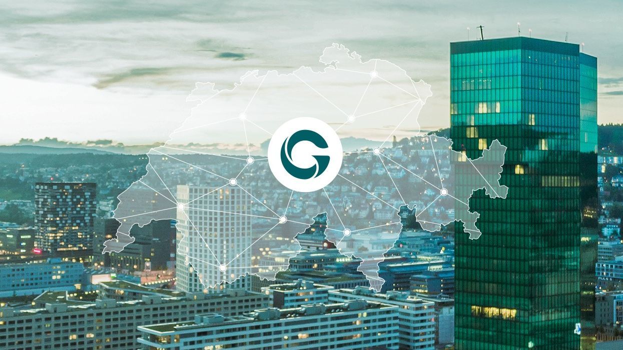 Panorama von Zürich mit den Kirchtürmen von Fraumünster und St. Peter im Vordergrund. Darüber sind grafische Netzwerklinien und Punkte eingeblendet, die digitale Vernetzung symbolisieren.