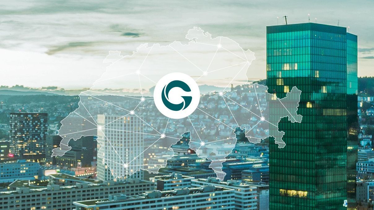 Panorama von Zürich mit den Kirchtürmen von Fraumünster und St. Peter im Vordergrund. Darüber sind grafische Netzwerklinien und Punkte eingeblendet, die digitale Vernetzung symbolisieren.