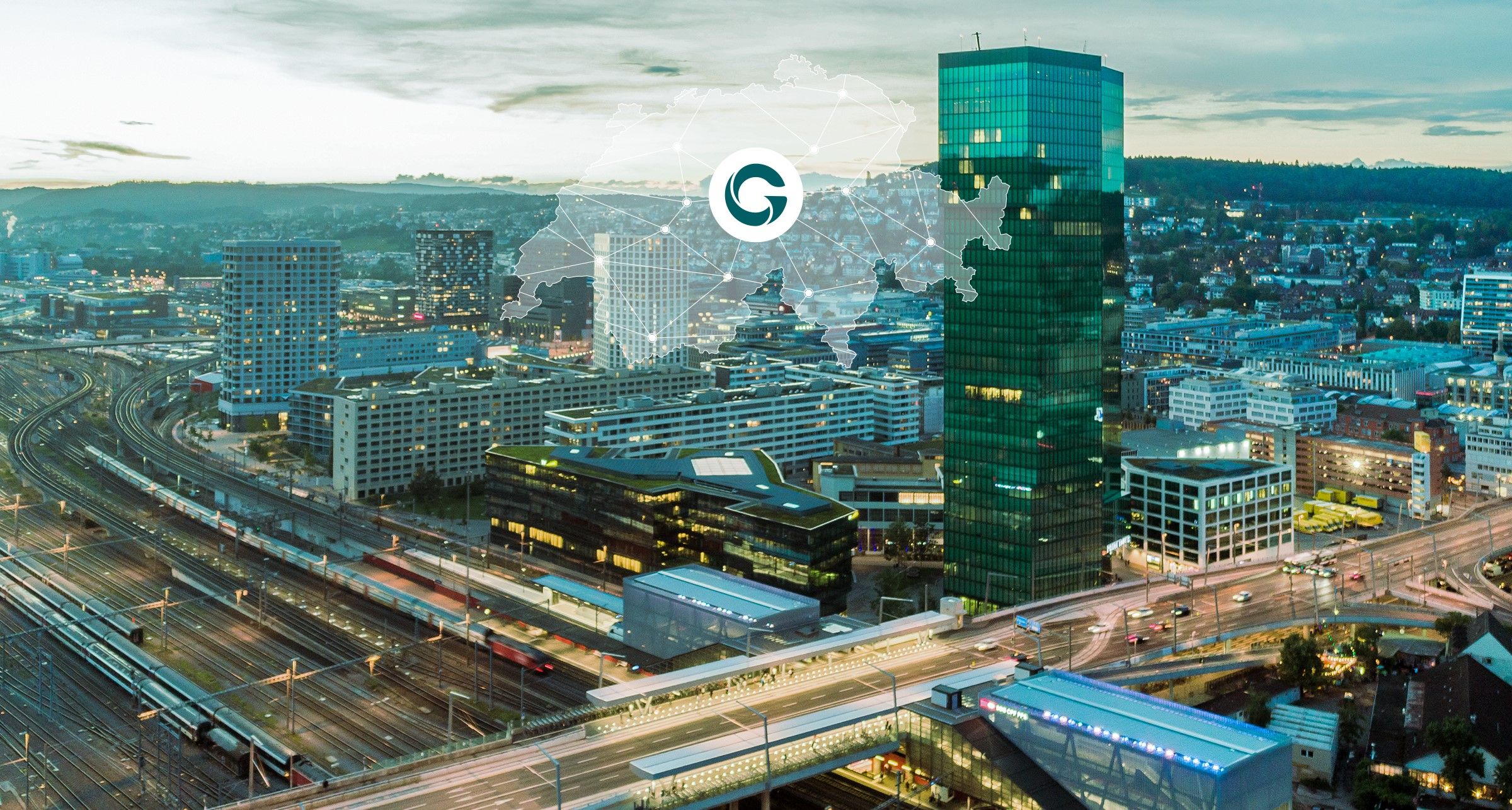 Panorama von Zürich mit den Kirchtürmen von Fraumünster und St. Peter im Vordergrund. Darüber sind grafische Netzwerklinien und Punkte eingeblendet, die digitale Vernetzung symbolisieren.